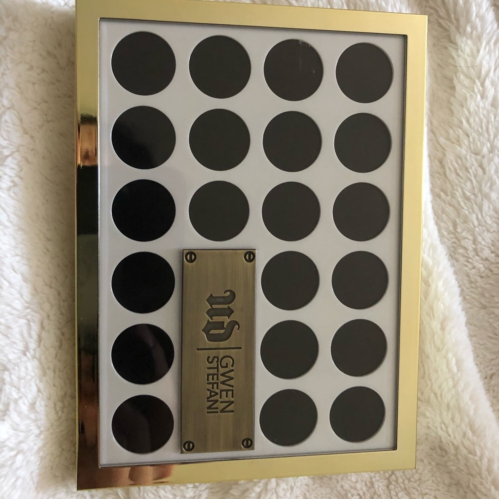 Gwen Stefani Urban Decay eyeshadow palette